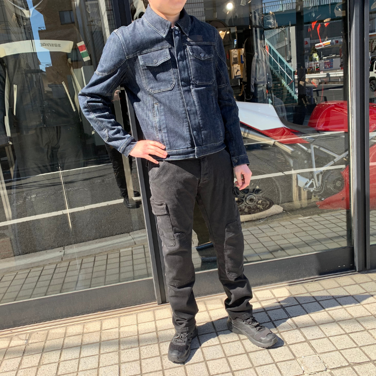 流れる景色に馴染むデニム。